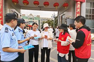 态度决定高度！曼城时期桑乔被福登换下拒不击掌，后者一脸委屈